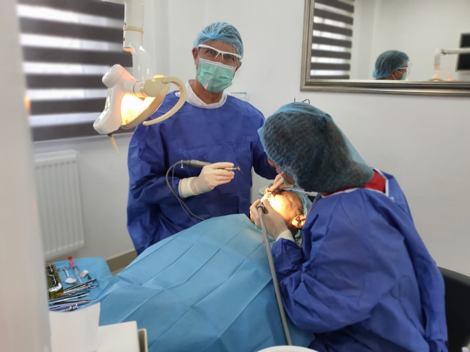 Cat rezista un implant dentar