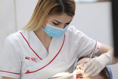 mitul legat de respingerea implantului dentar