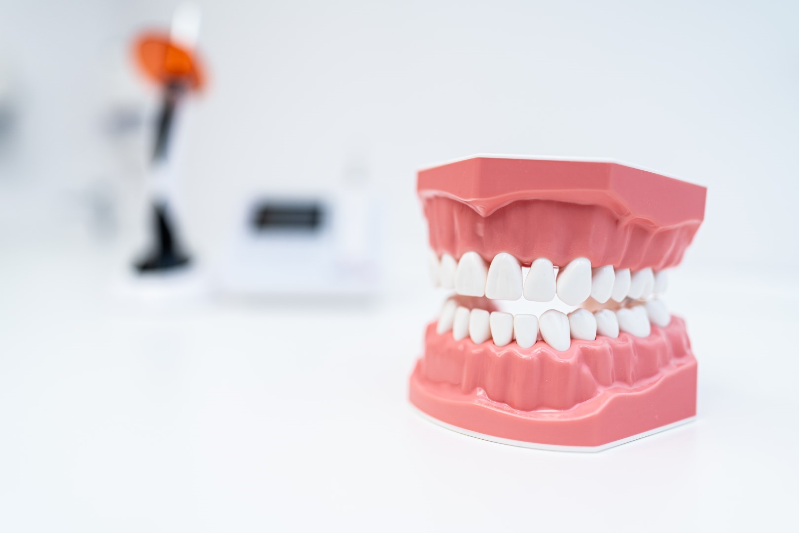 implant dentar sau proteza solutii inlocuire dinti